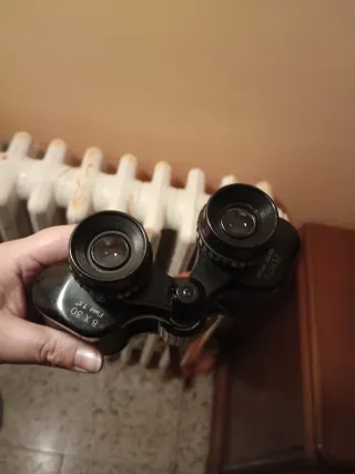 Prismáticos negros con correa de cuero