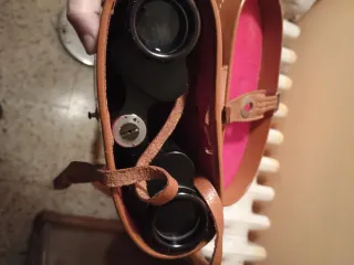 Prismáticos negros con correa de cuero