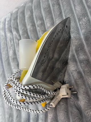 Plancha de vapor amarilla y blanca