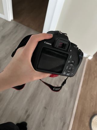 Camara canon EOS 2000D