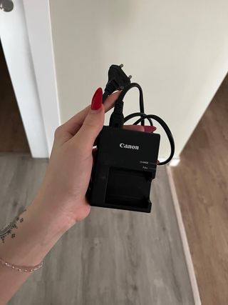 Camara canon EOS 2000D