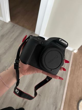 Camara canon EOS 2000D