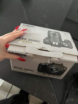 Camara canon EOS 2000D