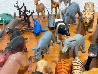 Figuras de animales salvajes y marinos