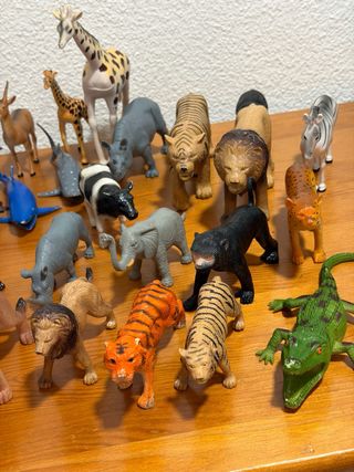 Figuras de animales salvajes y marinos