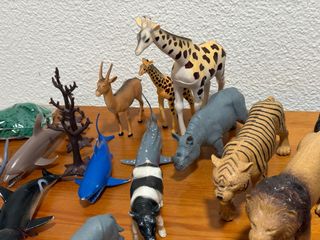 Figuras de animales salvajes y marinos