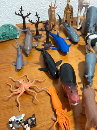 Figuras de animales salvajes y marinos
