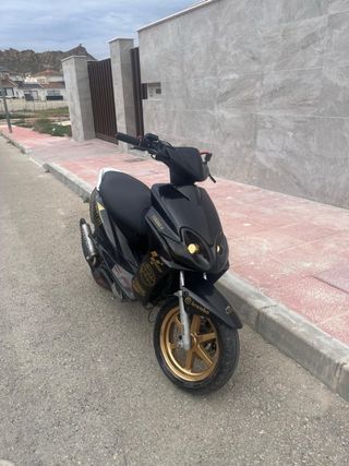 Yamaha Jog RR Negra y Dorada