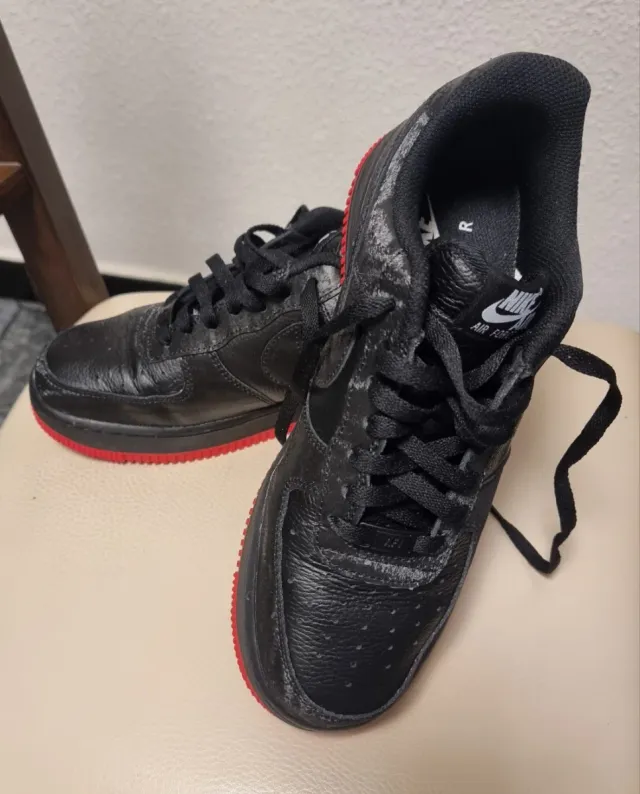 Nike Air Force 1 Negras y Rojas