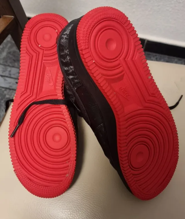 Nike Air Force 1 Negras y Rojas