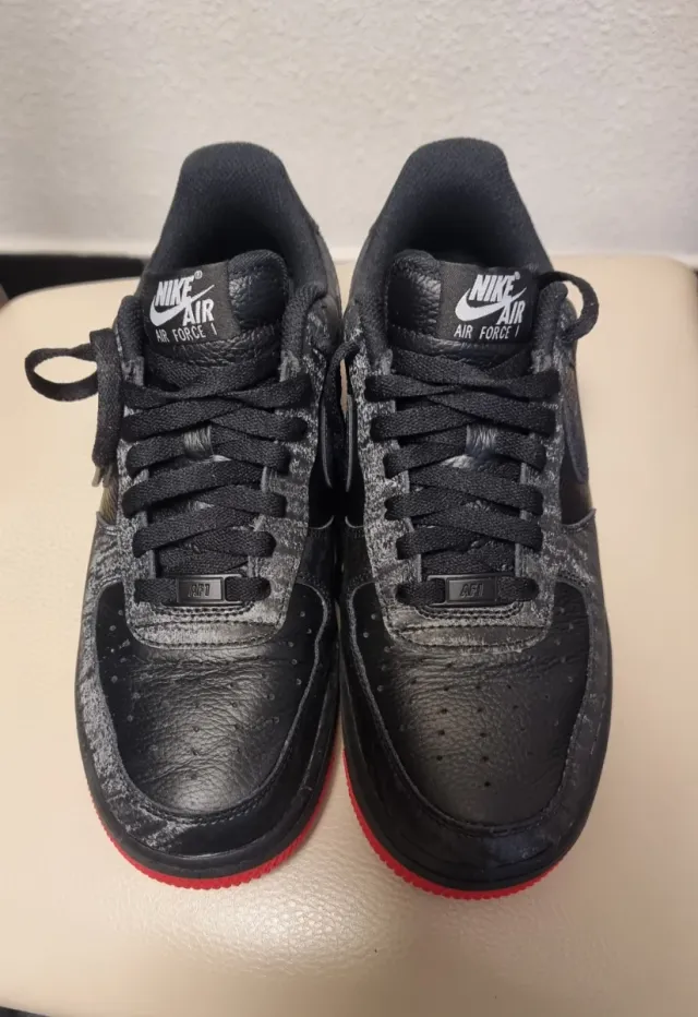 Nike Air Force 1 Negras y Rojas