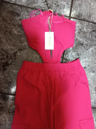 Mono rosa con cremallera y bolsillos