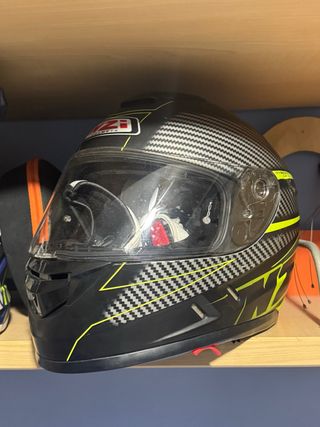 Casco Nzi Negro con Diseño Carbono y Amarillo XL