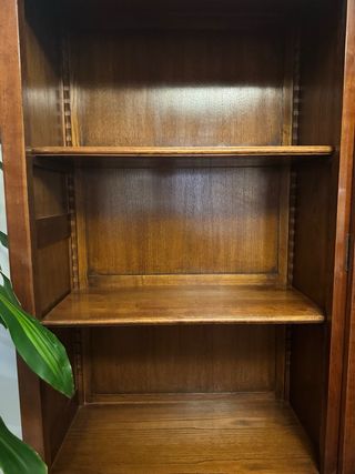 Cómoda de madera maciza con puertas y cajones