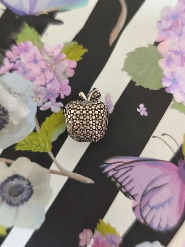 Charm Plata Manzana