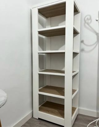 Estantería de madera blanca y marrón