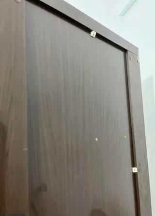 Estantería de madera blanca y marrón