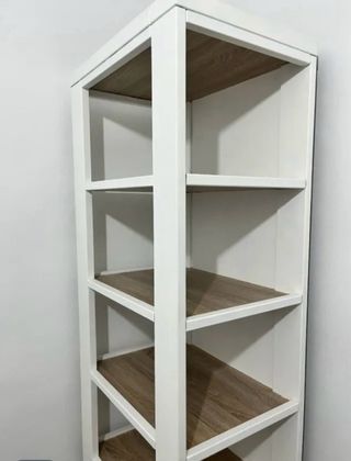 Estantería de madera blanca y marrón