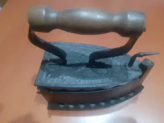 Ferro da stiro antico in ghisa