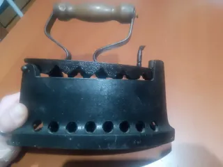 Ferro da stiro antico in ghisa