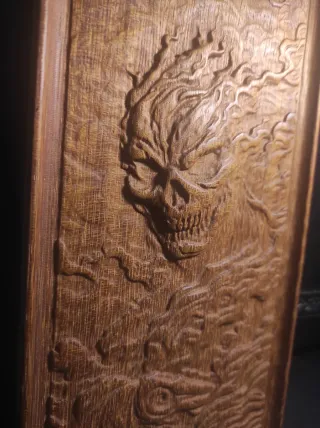 Talla de madera relieve calavera fuego