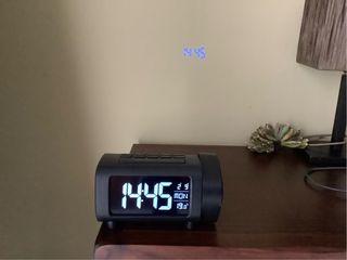 Radio Despertador Proyector  LIORQUE Negro