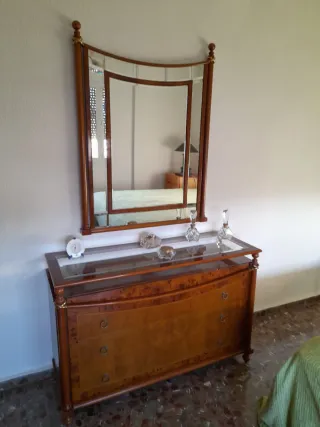 Cómoda y espejo de nogal raíz