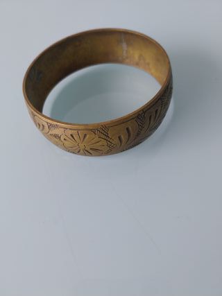 Pulsera dorada grabada