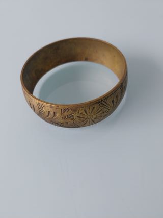 Pulsera dorada grabada