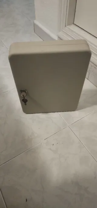 Caja de llaves metálica beige