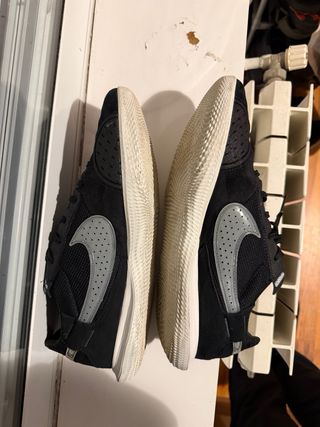 Zapatillas Nike Negras y Plateadas