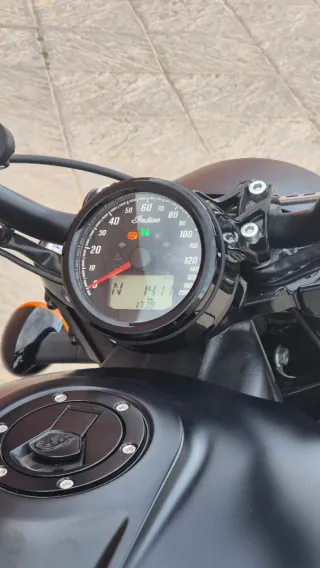 Indian Scout Bobber con tubo Dr. Jekyll & Mr. Hyde