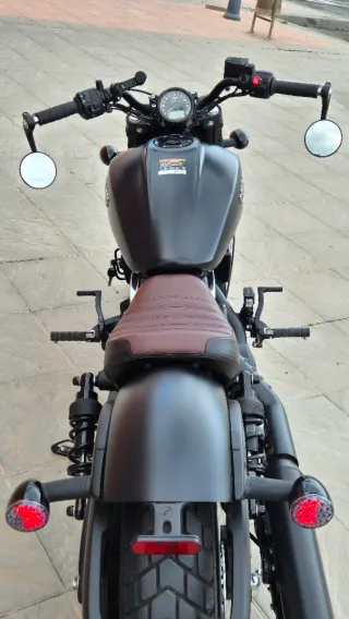 Indian Scout Bobber con tubo Dr. Jekyll & Mr. Hyde