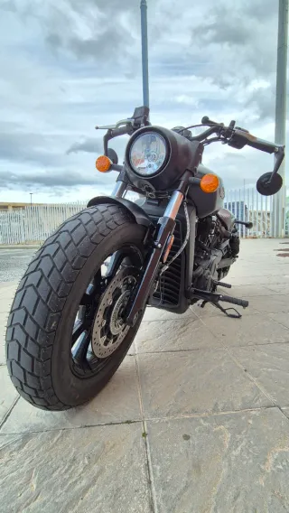 Indian Scout Bobber con tubo Dr. Jekyll & Mr. Hyde