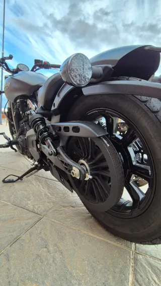 Indian Scout Bobber con tubo Dr. Jekyll & Mr. Hyde