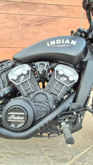 Indian Scout Bobber con tubo Dr. Jekyll & Mr. Hyde