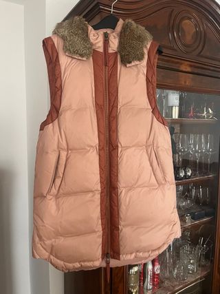 Chaleco plumífero con cuello de piel