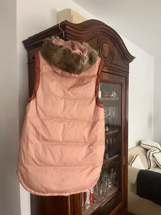 Chaleco plumífero con cuello de piel