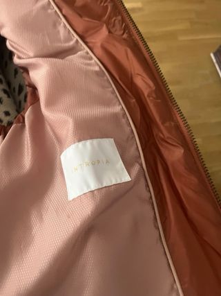 Chaleco plumífero con cuello de piel