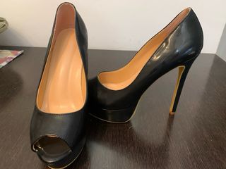 Zapatos de salón charol peep toe tacón