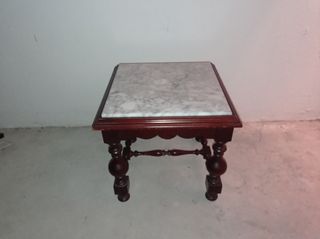 Mesita auxiliar antigua de mármol y madera