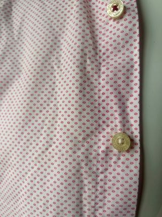 Camisa rosa y blanca con puntos