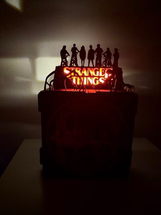 Expositor Stranger Things con luz LED
