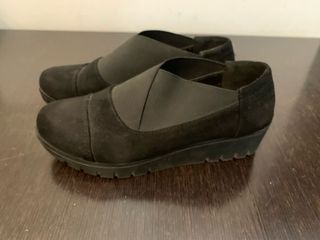 Zapatos cómodos negros con elásticos