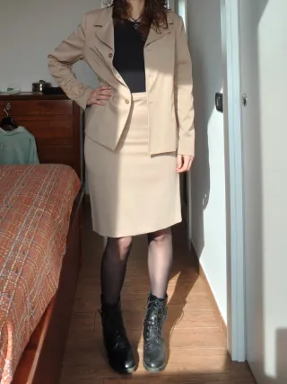 Tailleur giacca e gonna beige