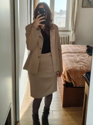 Tailleur giacca e gonna beige