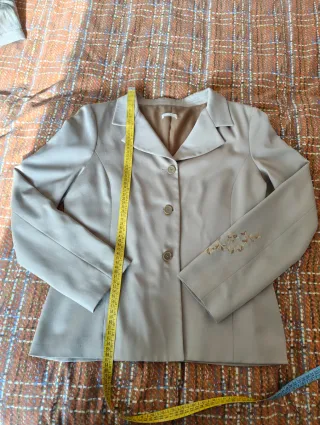 Tailleur giacca e gonna beige