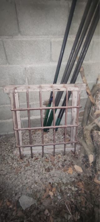 Ventana con rejas de madera