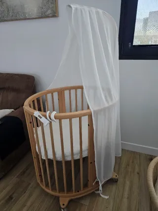 Cuna redonda de madera con dosel de stokke