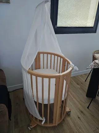 Cuna redonda de madera con dosel de stokke